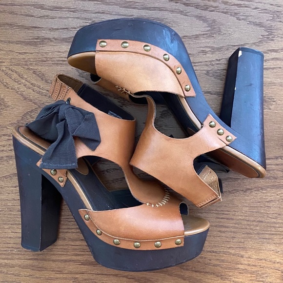 Hinge- Leather upper with wooden block heel - Picture 3 of 15